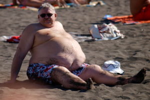 1280px-At_the_beach_-_male_abdominal_obesity